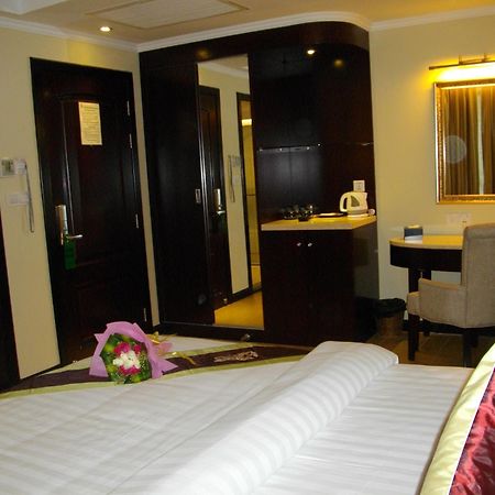 Lux Riverside Hotel & Apartment Phnom Penh Exterior photo