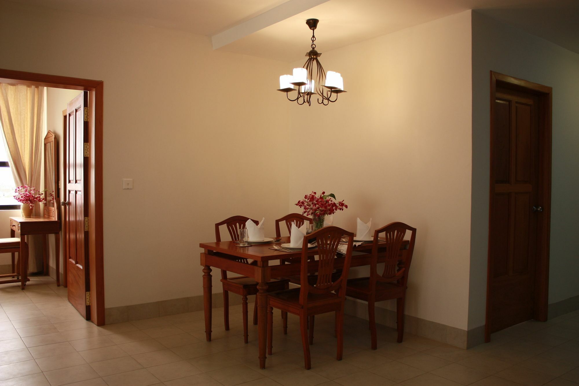 Lux Riverside Hotel & Apartment Phnom Penh Exterior photo