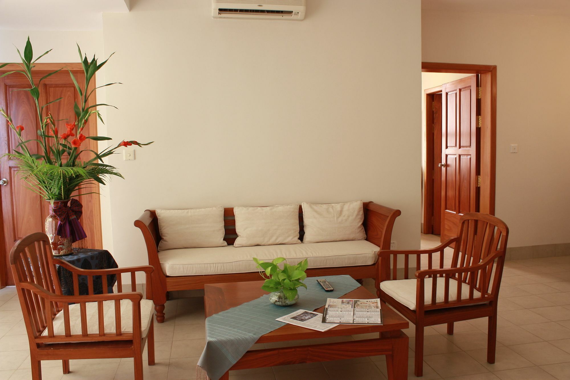 Lux Riverside Hotel & Apartment Phnom Penh Exterior photo